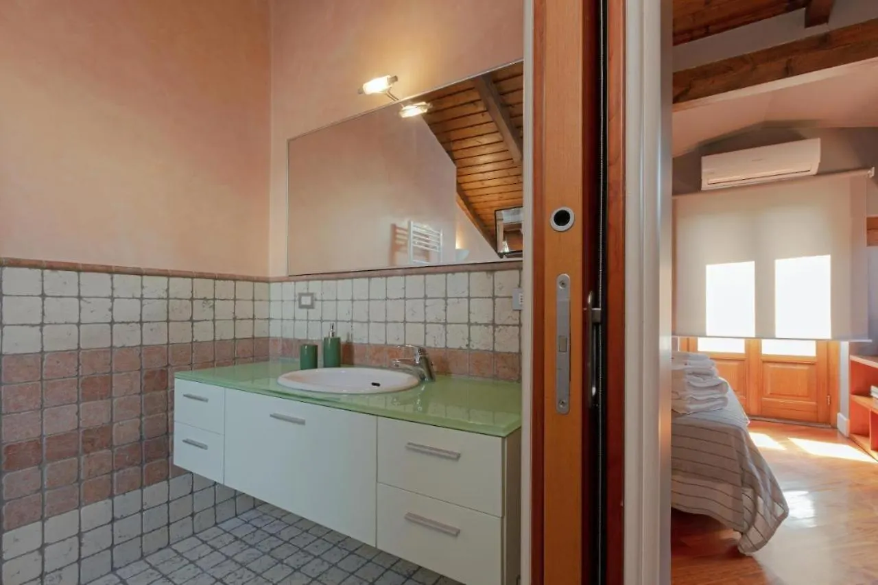 6Mz Apartment Milano 0*,  Italia